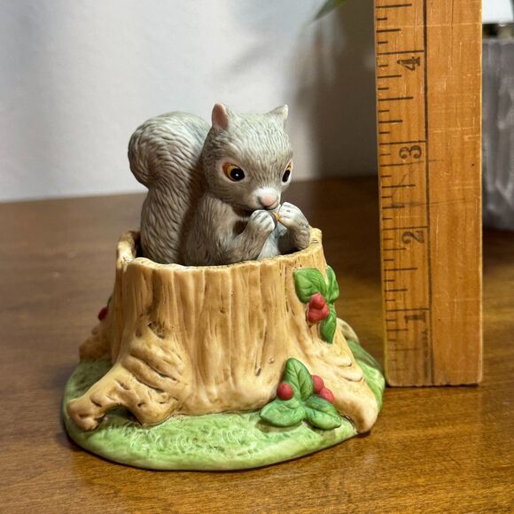 Franklin Mint Woodland Surprises Squirrel Porcelain Figurine in Tree Trunk 1984 - Picture 7 of 7